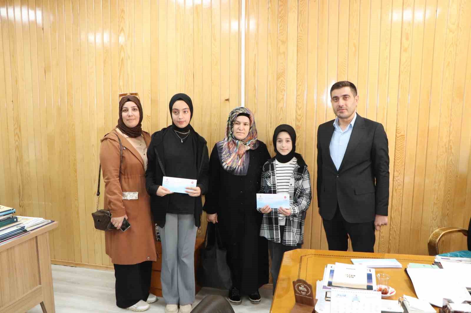 Elazığ’da dereceye giren öğrencilere ödül
