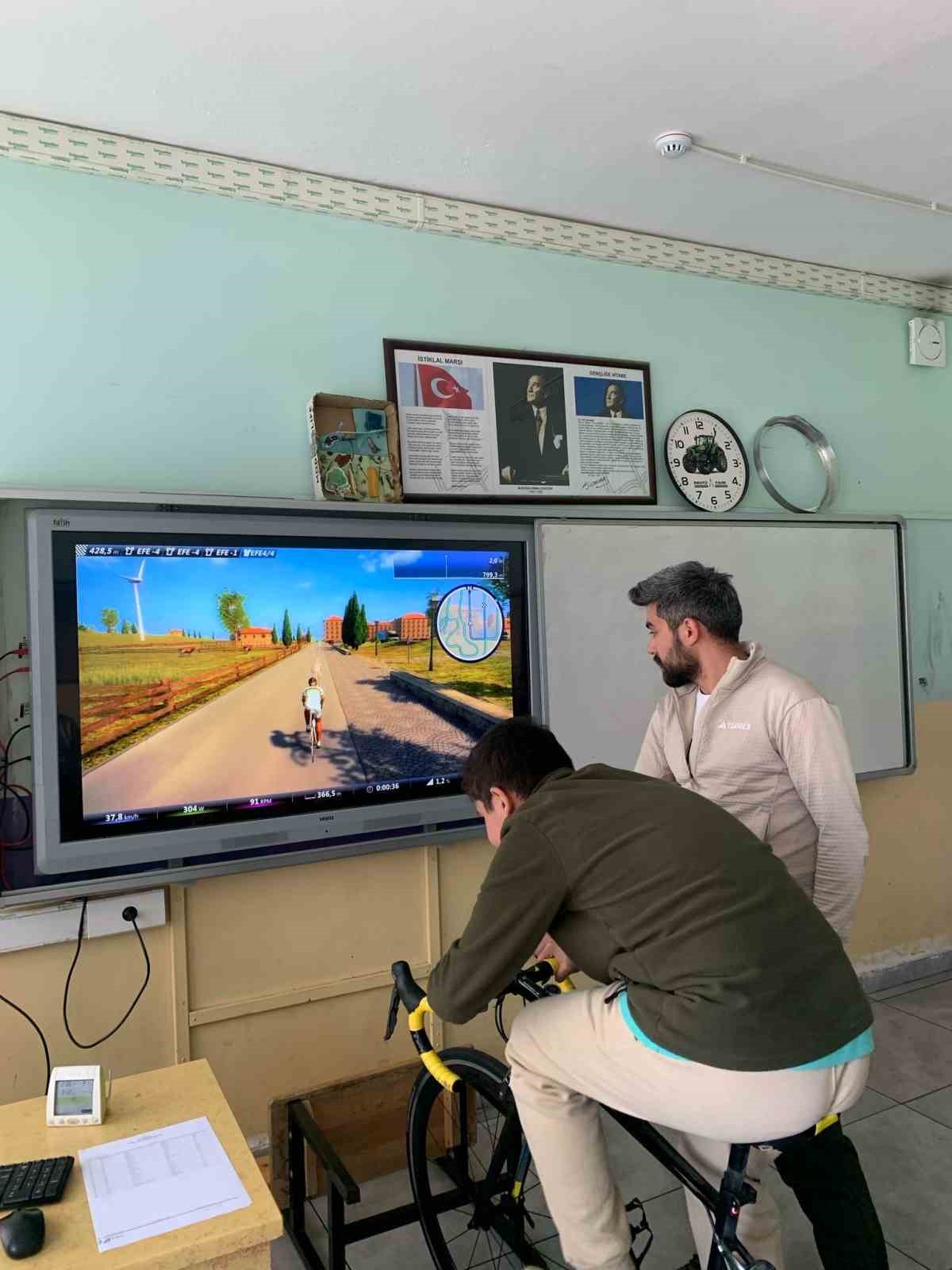 Öğrenciler bisiklet simülasyonuyla sanal ortamda pedal çevirdiler
