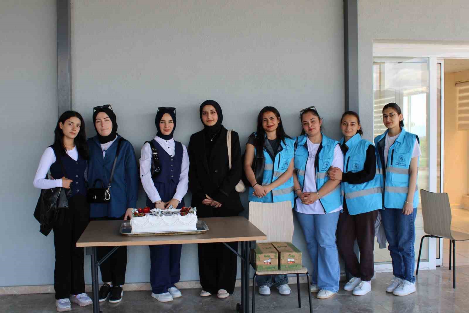 Öğrencilerden rehabilitasyon merkezine anlamlı ziyaret
