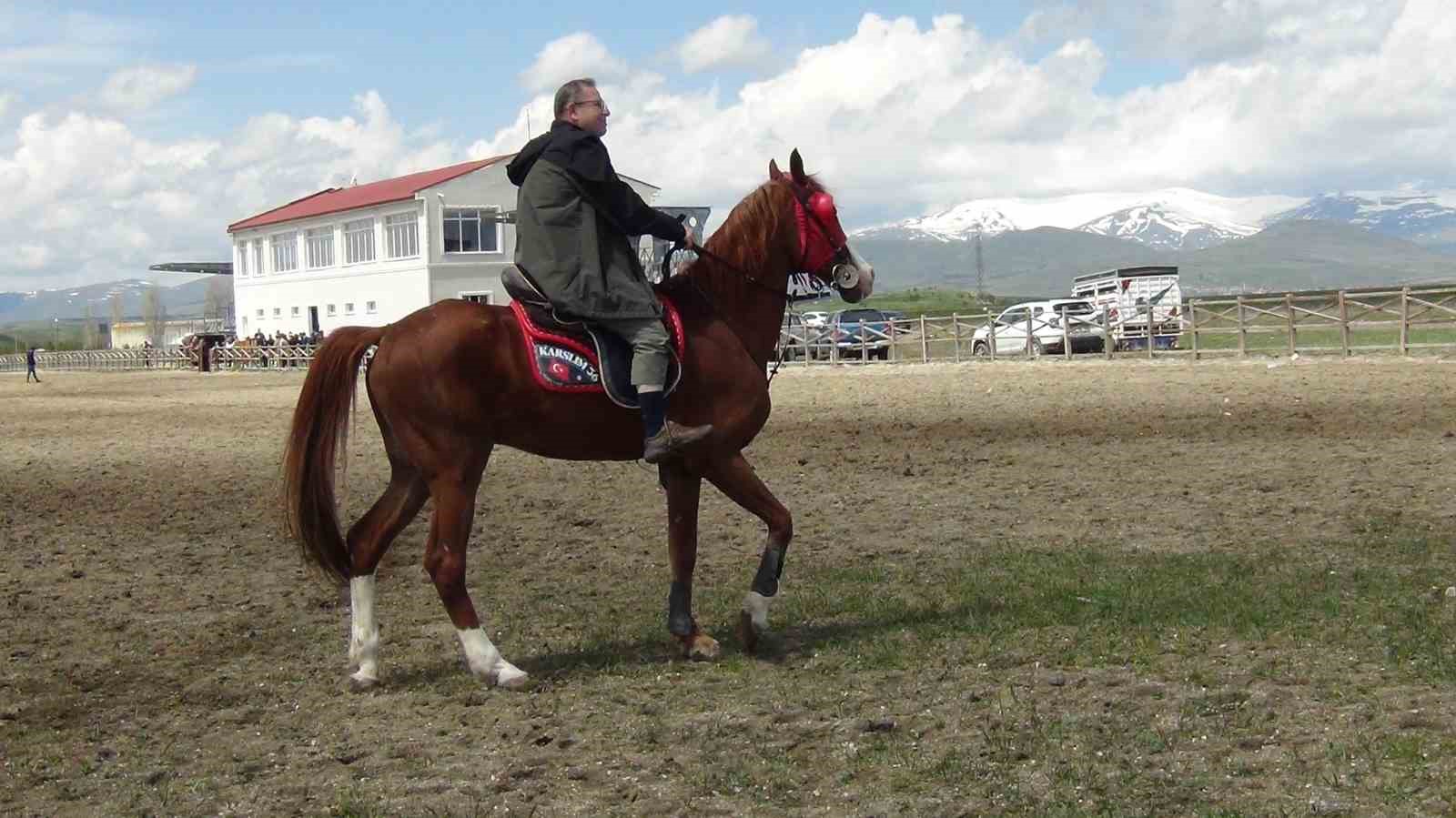 Kars’ta meyve ağaçları toprakla buluştu
