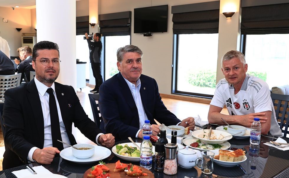 Beşiktaş Başkanı Serdal Adalı, Futbol A Takımı ile buluştu
