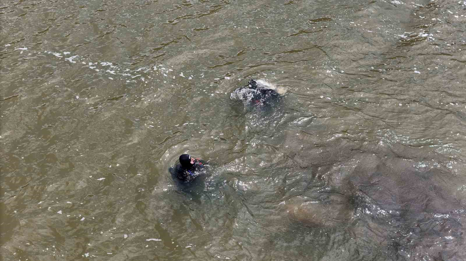 Sultangazi&rsquo;de kaybolan İshak &Ouml;zt&uuml;rk&rsquo;&uuml; arama &ccedil;alışmaları havadan g&ouml;r&uuml;nt&uuml;lendi
