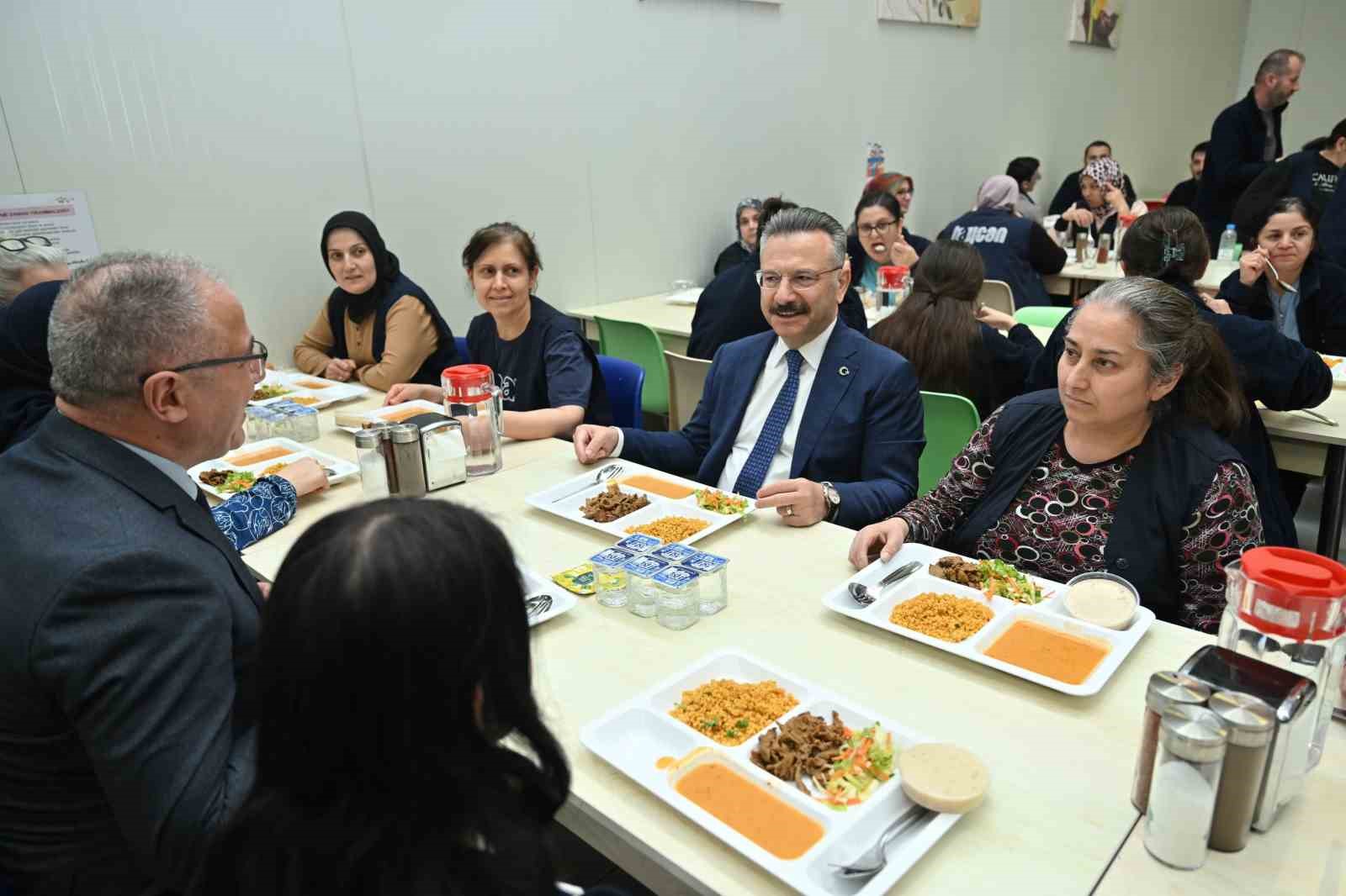 Vali Aksoy’dan Eskişehir’deki fabrikalara 1 Mayıs ziyareti
