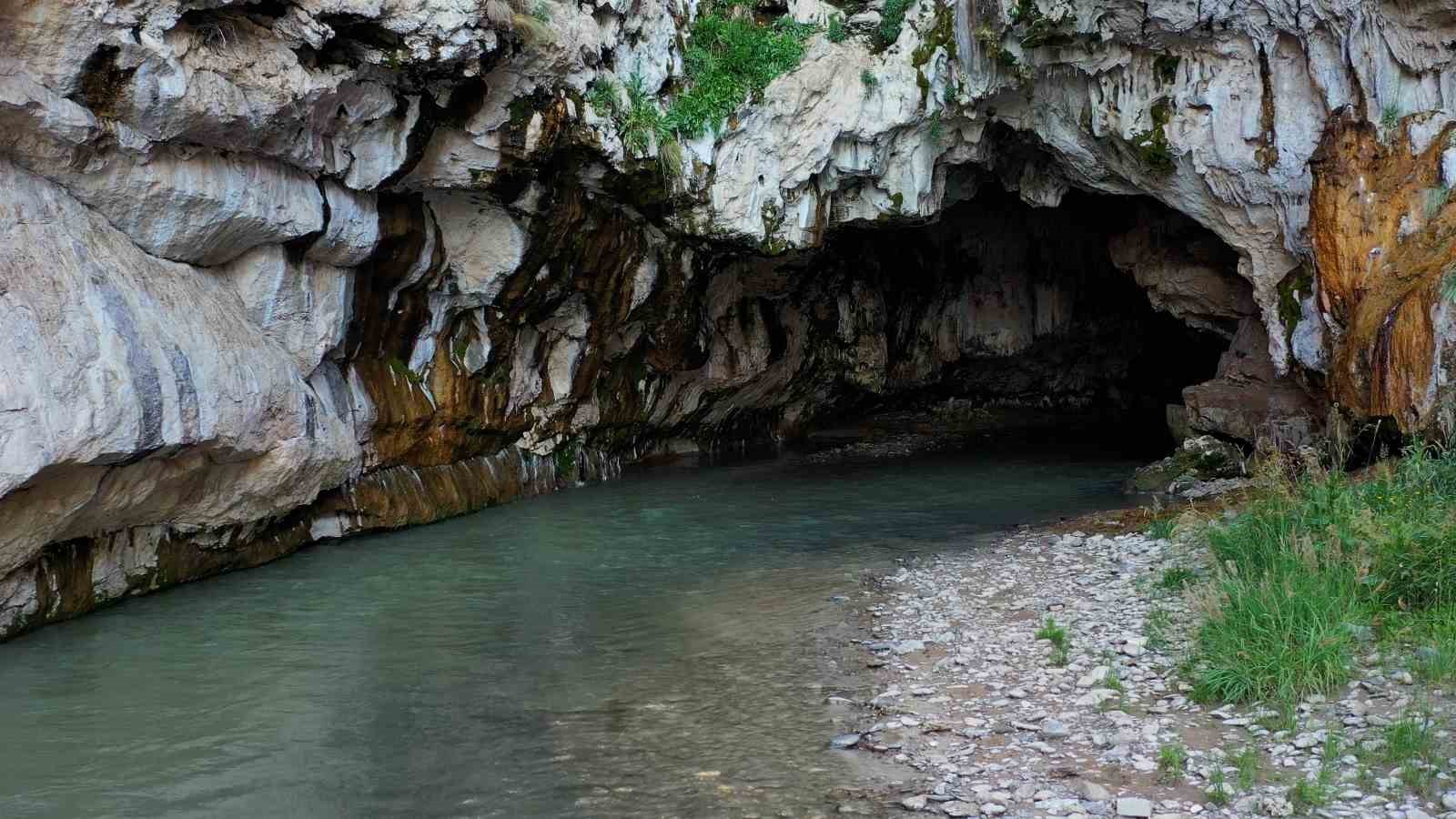 Diyadin’de Kudret Köprüsü manzarasıyla hayran bırakıyor