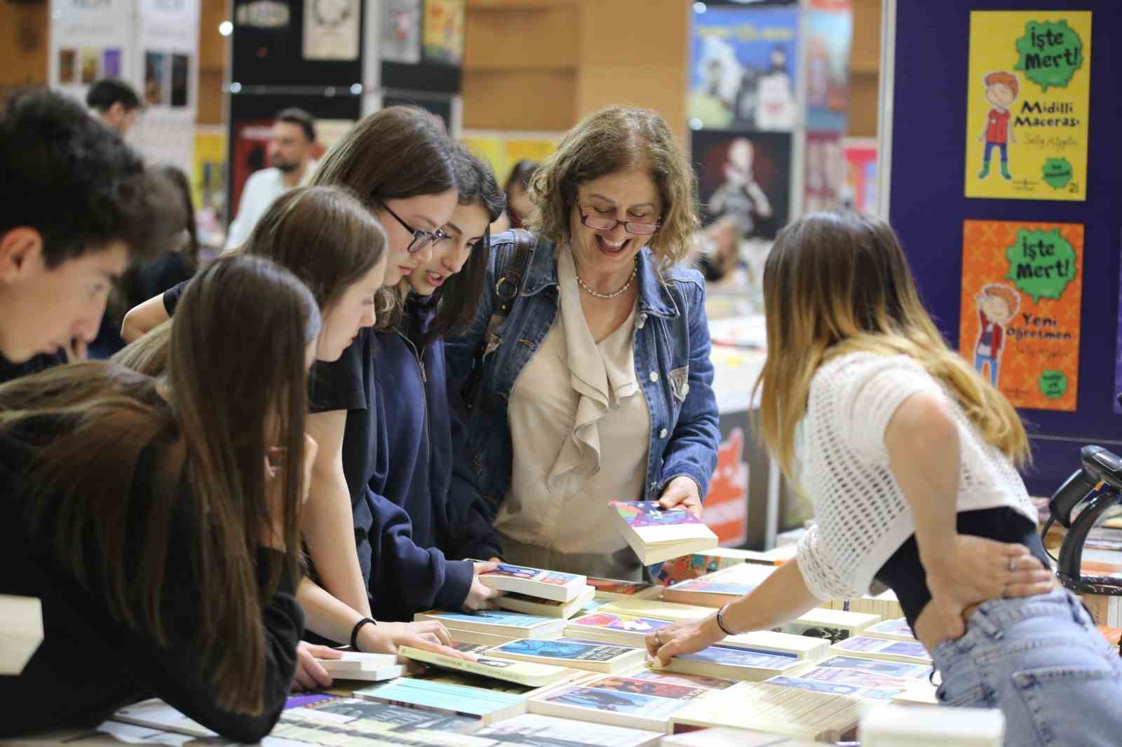 Kepez Kitap Fuarı’na kitapseverlerin ilgisi sürüyor