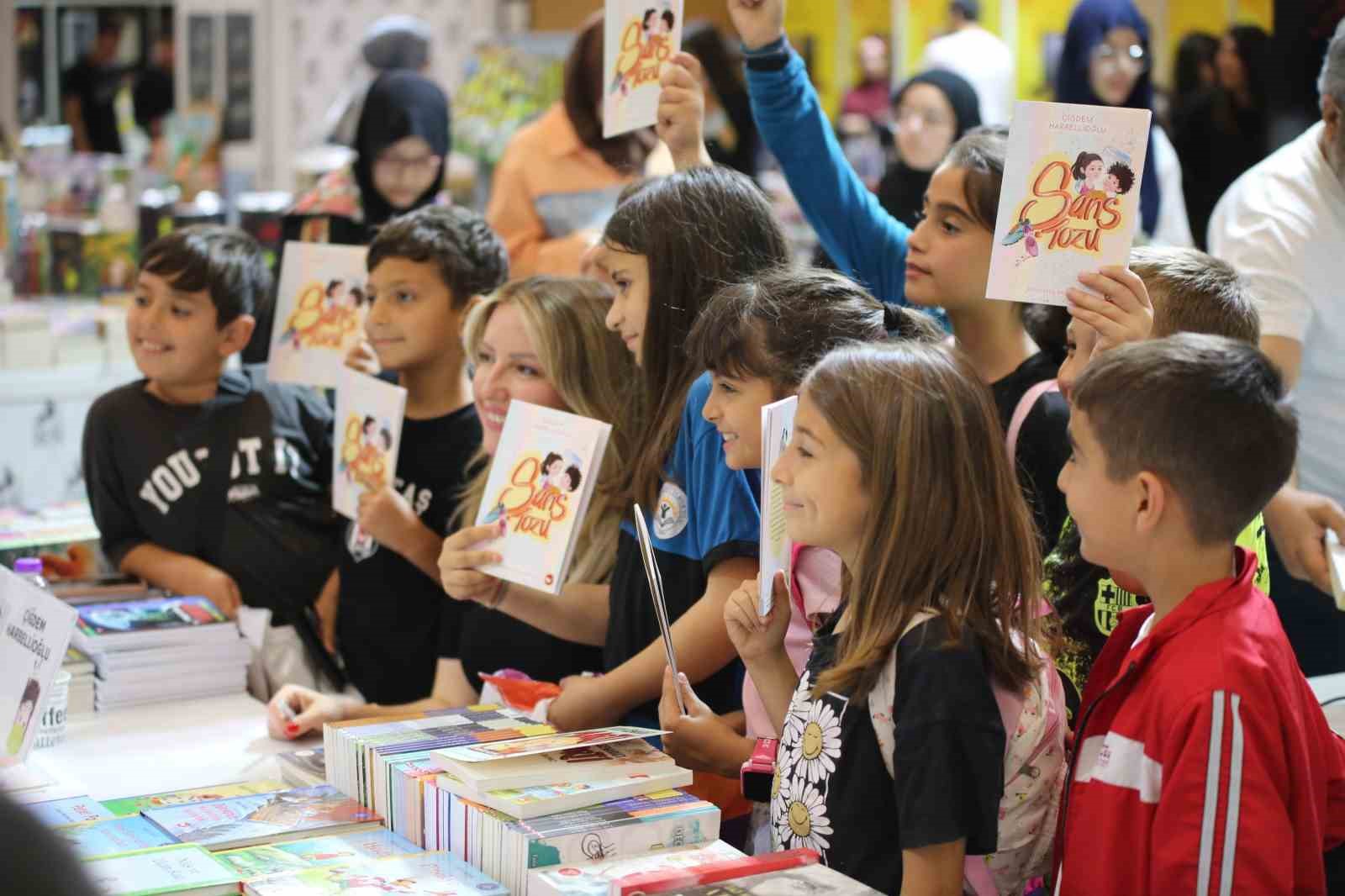 Kepez Kitap Fuarı’na kitapseverlerin ilgisi sürüyor
