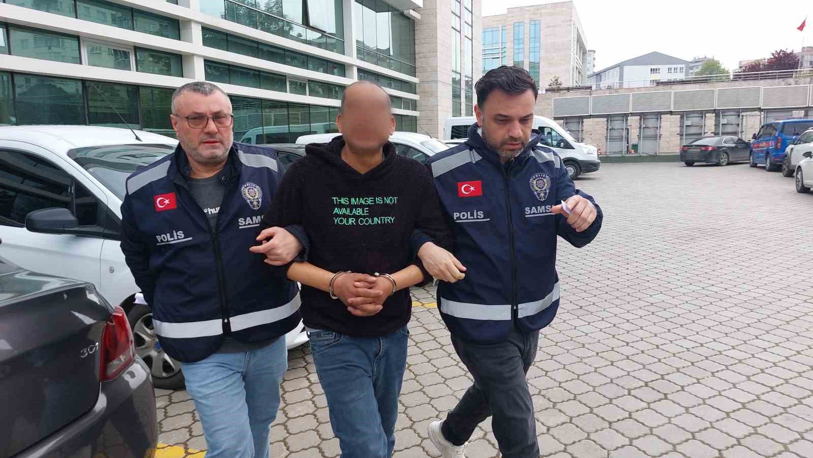 Eşini sopa ile hastanelik eden koca tutuklanıp cezaevine giderken," Bütün arkadaşlardan yardım istiyorum ’dedi