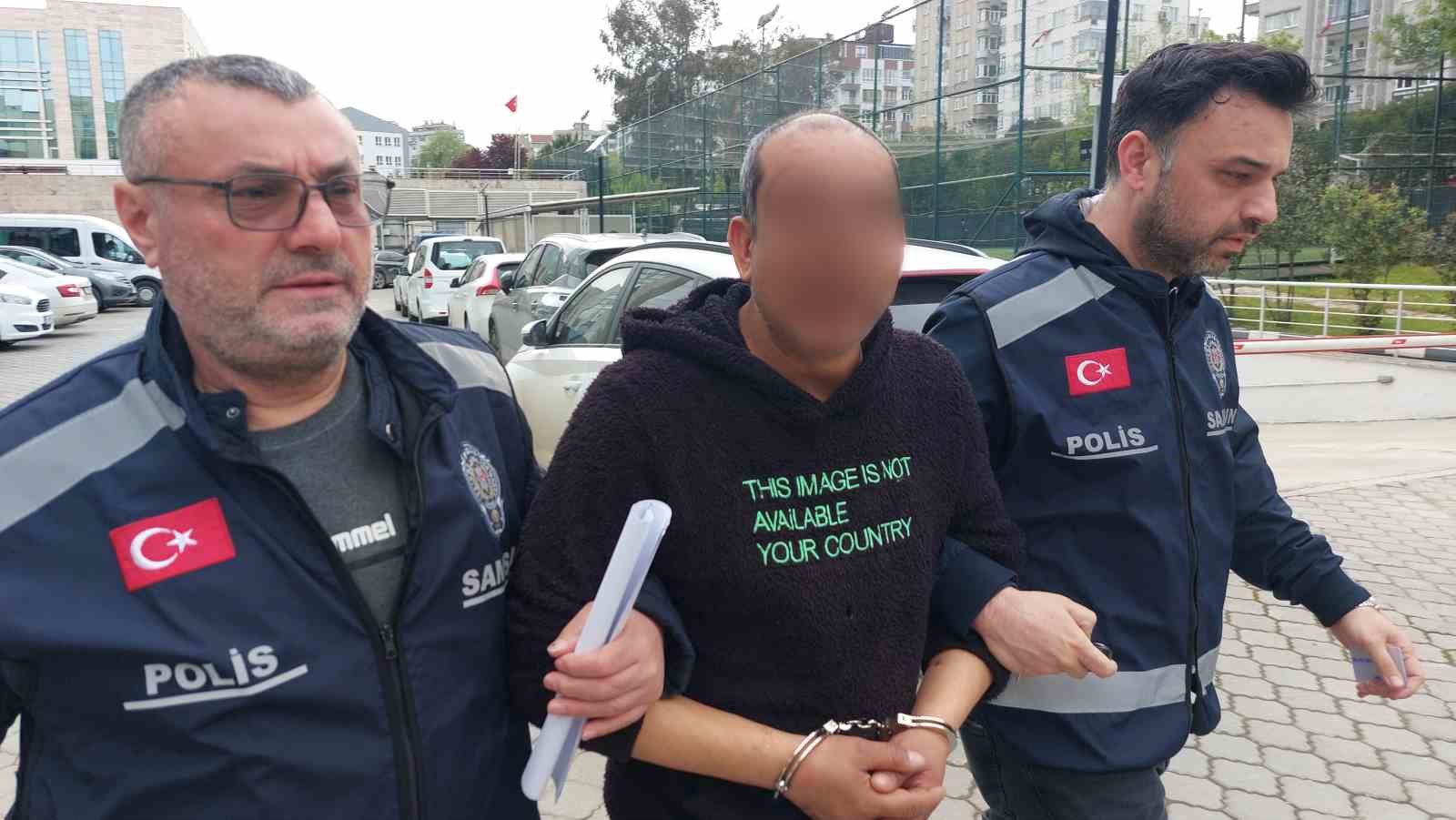 Eşini sopa ile hastanelik eden koca tutuklanıp cezaevine giderken," Bütün arkadaşlardan yardım istiyorum ’dedi