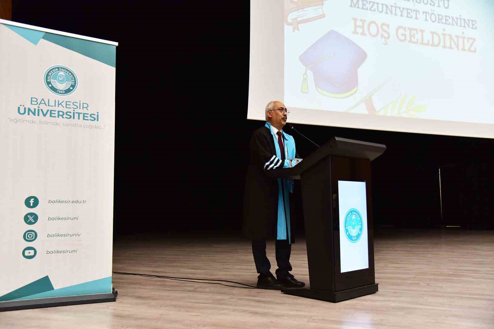 Balıkesir&rsquo;de geleceğin akademisyenleri kep attı
