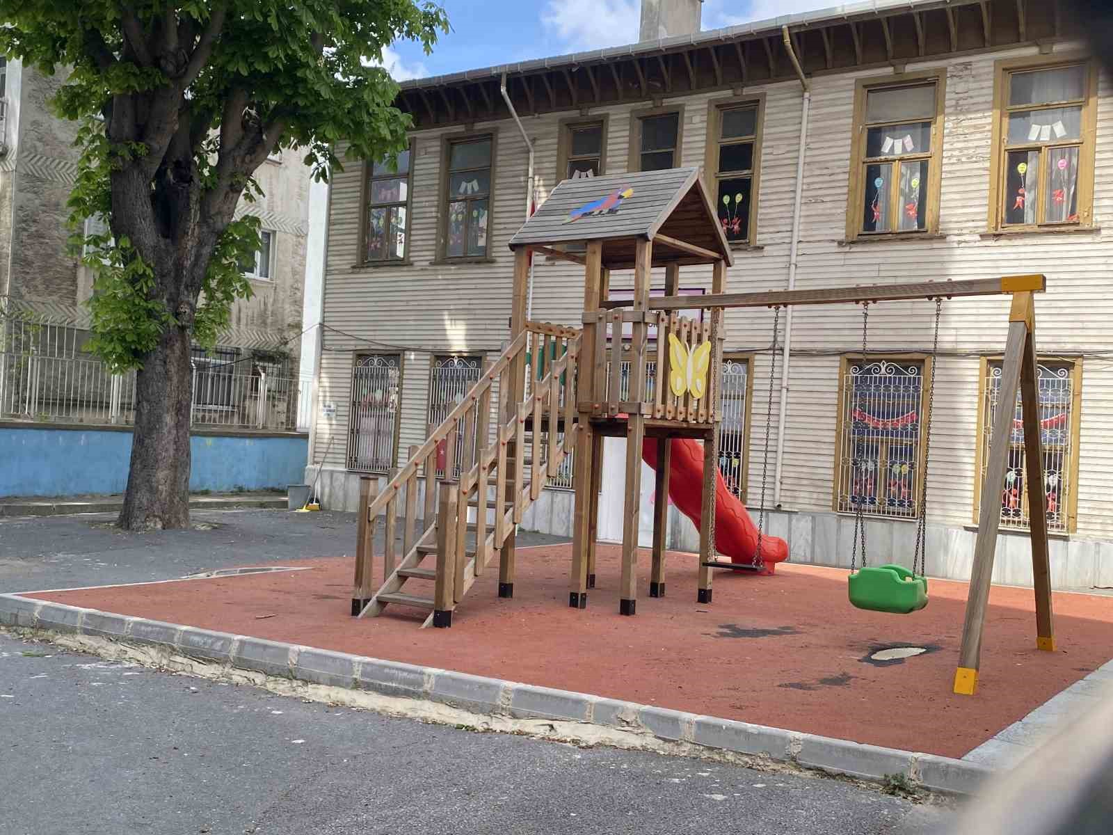 Üsküdar’da anaokulu deprem sonrası hasar gördü