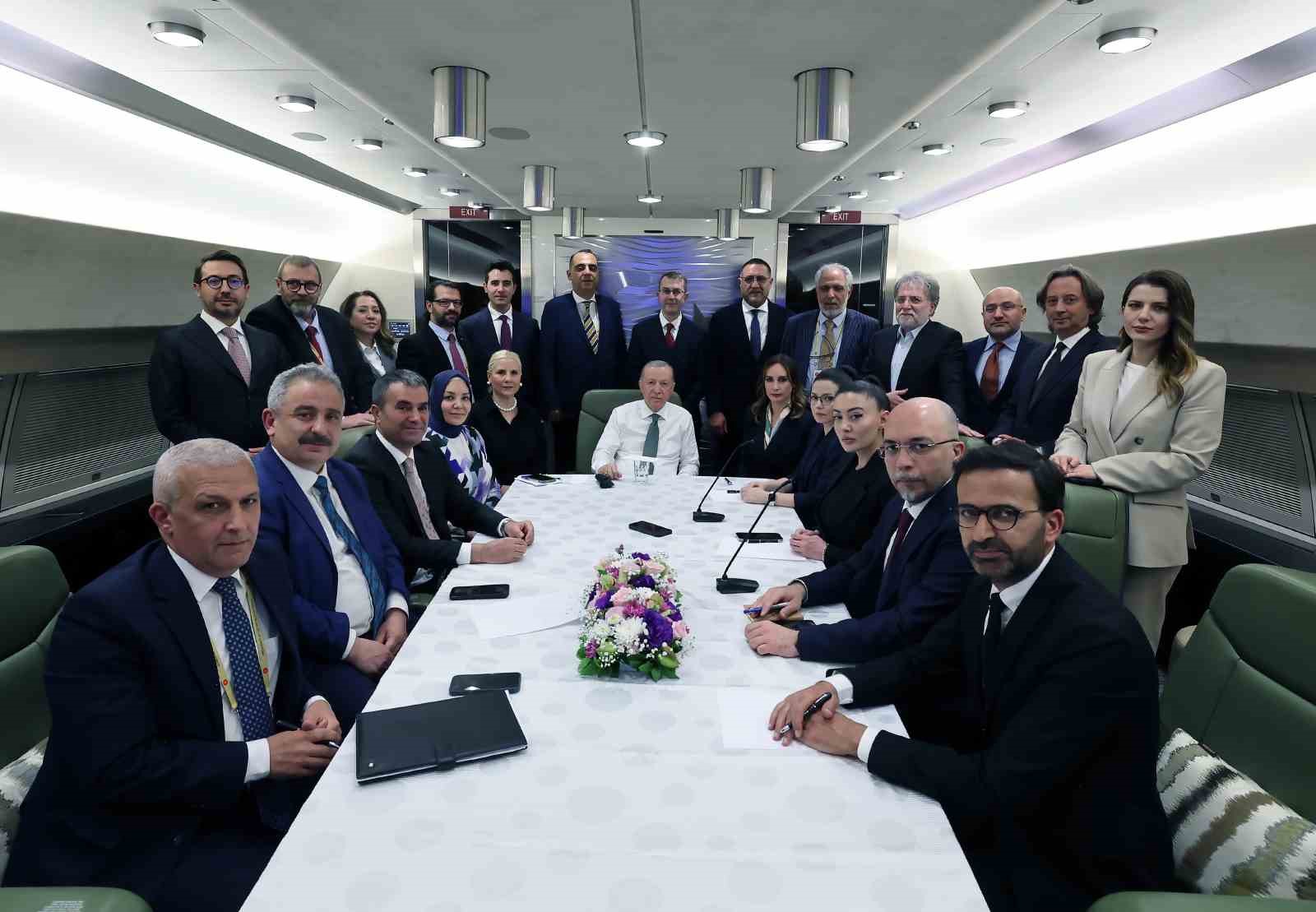 Cumhurbaşkanı Erdoğan: "Dostum Trump’la yeni dönemde ikili ilişkilerimize çok farklı bir ivme kazandıracağımıza inanıyorum. Kendisinin Rusya-Ukrayna başta olmak üzere barış vizyonunu da destekliyoruz. Türkiye’nin hassasiyetlerini gözeten tavrını memnuniye