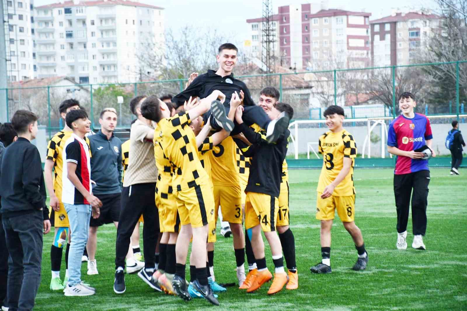 Kocasinan Şimşekspor şampiyon oldu
