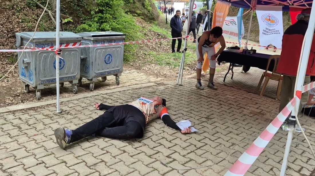 Zorlu parkurda mücadele: Bitişte yere yığıldılar