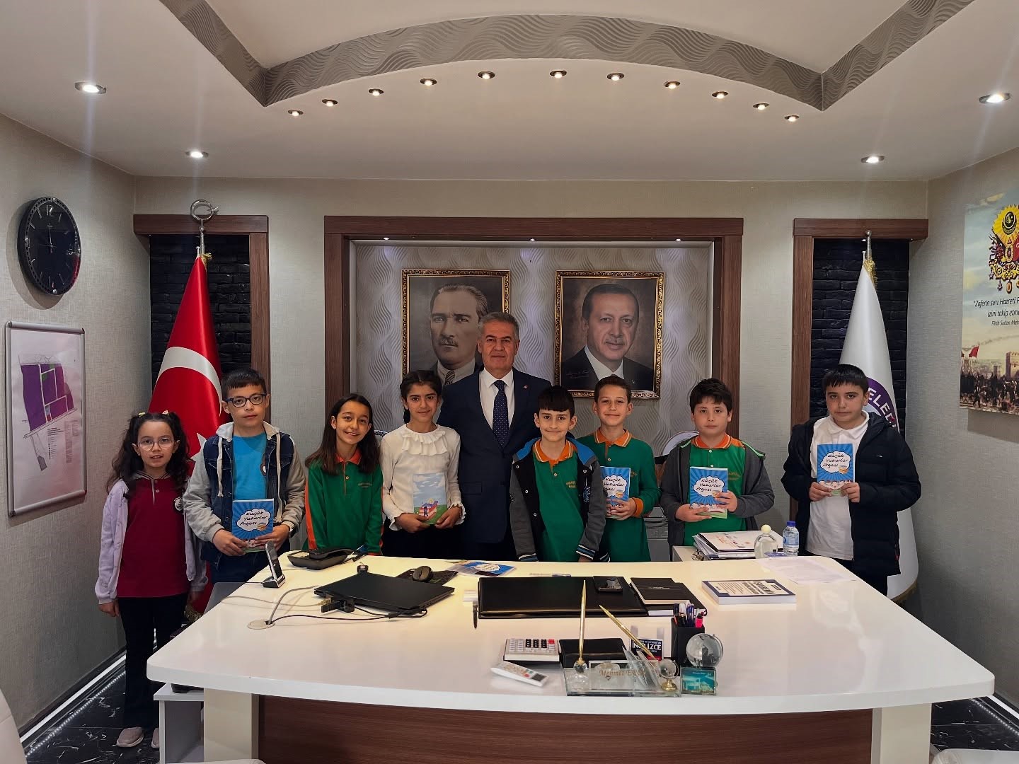 Başkan Erol küçük yazarları ağırladı
