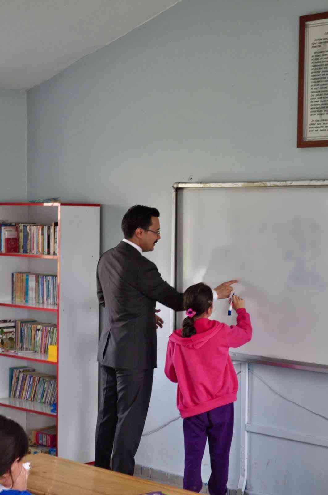 Akyaka Kaymakamı Demirtaş, köy okullarında

