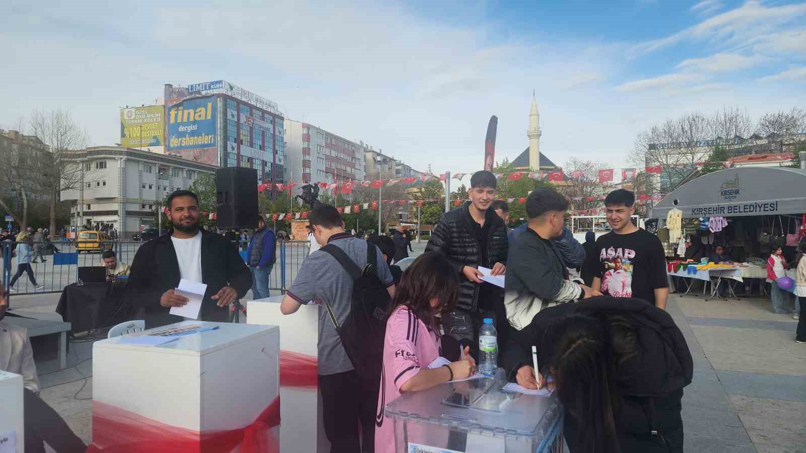 Geleceğe dair dileklerini 5 yıl sonra açılmak üzere yazdılar