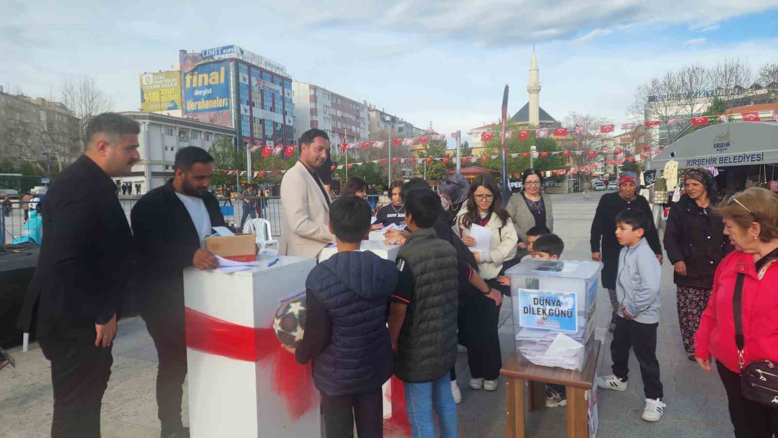 Geleceğe dair dileklerini 5 yıl sonra açılmak üzere yazdılar
