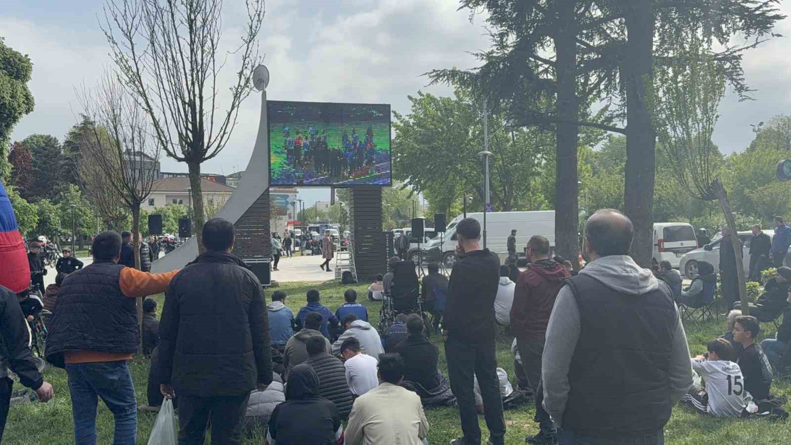 Play-off maçı dev ekranda izlendi
