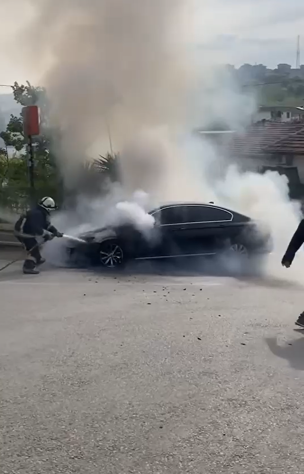 Yalova’da seyir halindeki otomobil alevlere teslim oldu
