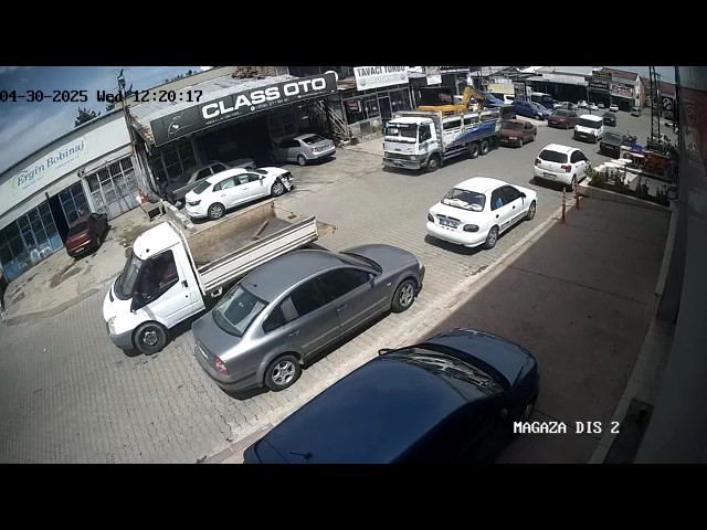 Freni boşalan kamyon geri kaçtı, 4 araca çarparak durabildi