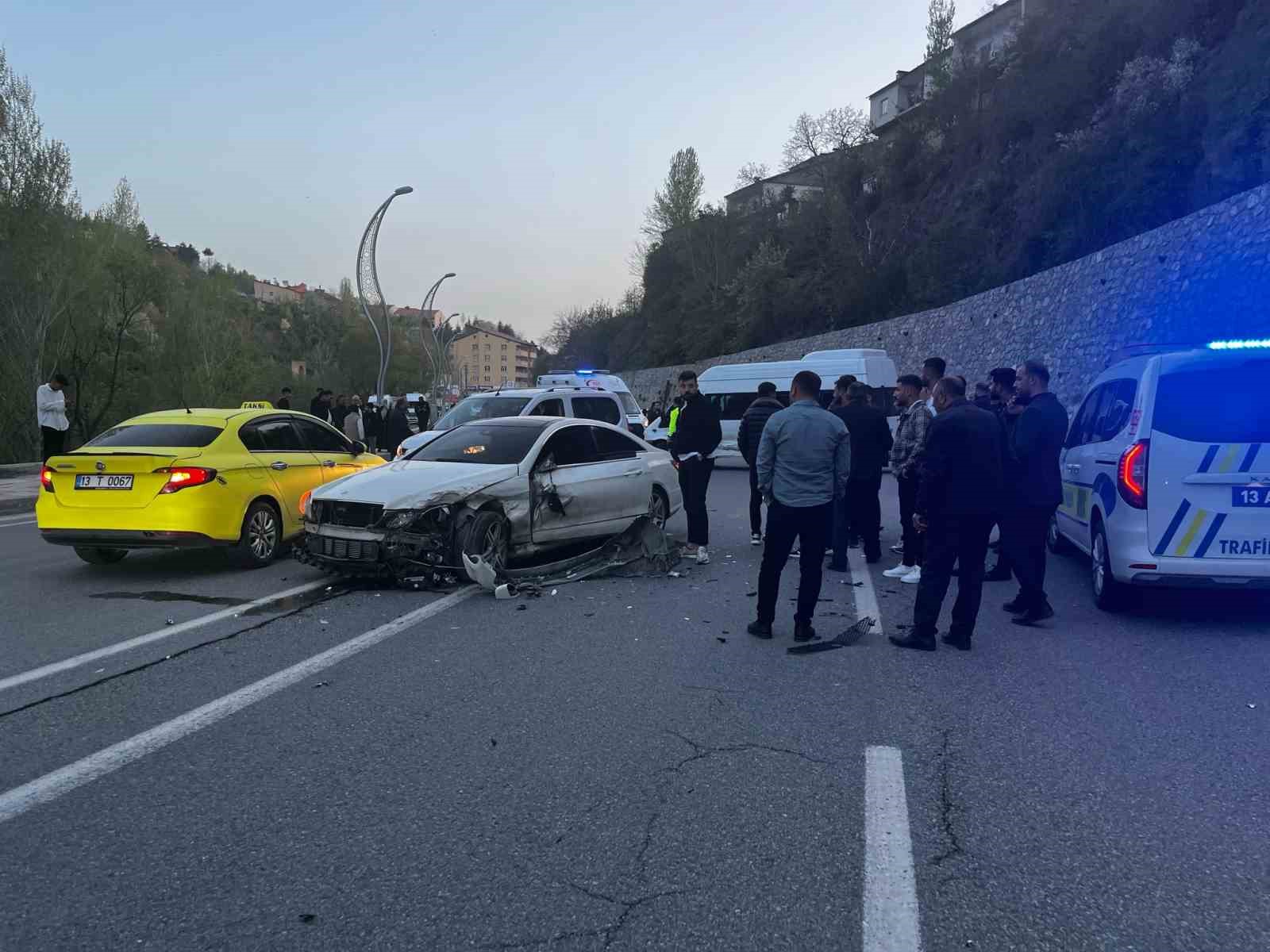 Bitlis’te otomobil ile minibüs kafa kafaya çarpıştı: 8 yaralı