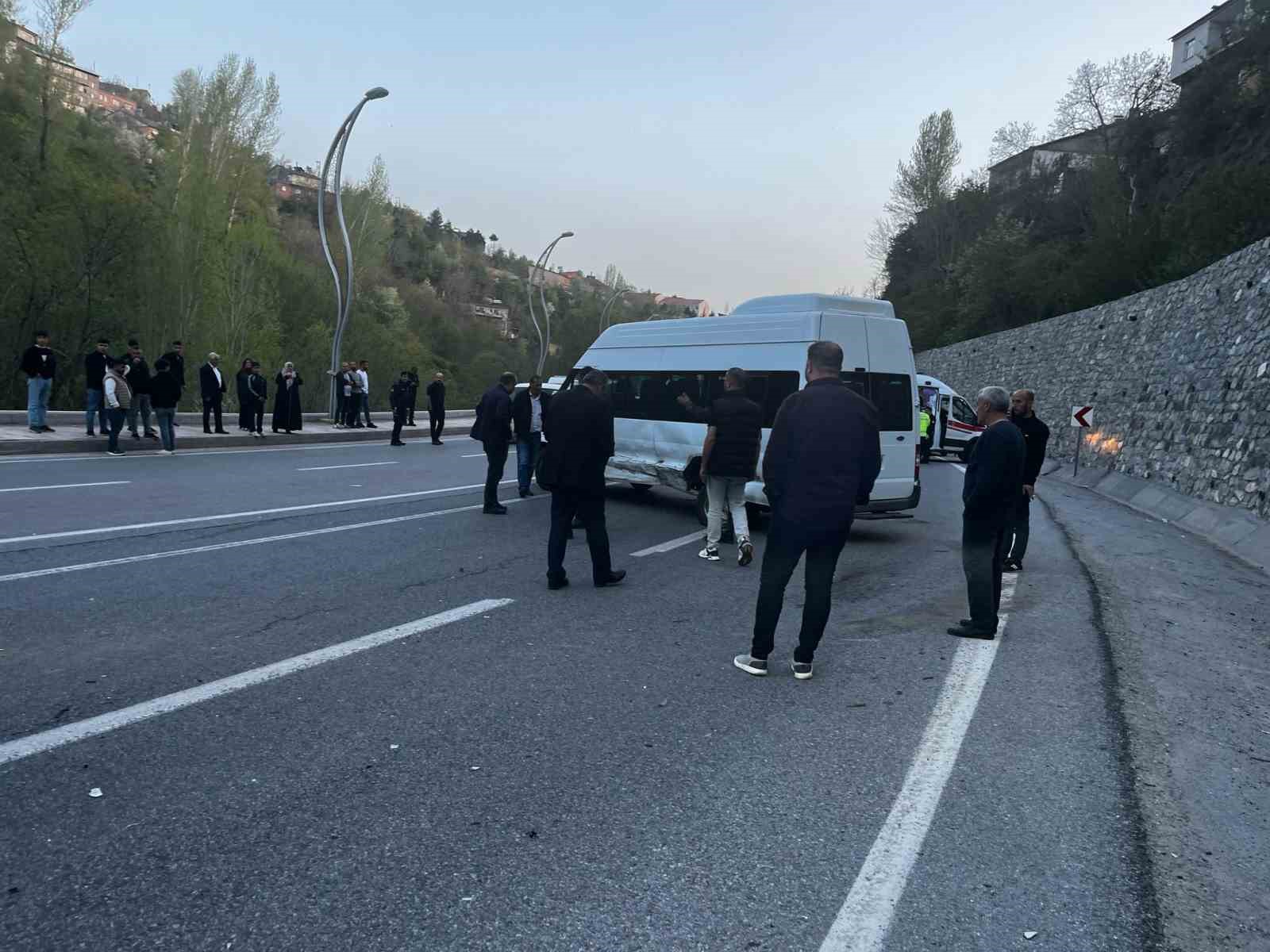 Bitlis’te otomobil ile minibüs kafa kafaya çarpıştı: 8 yaralı