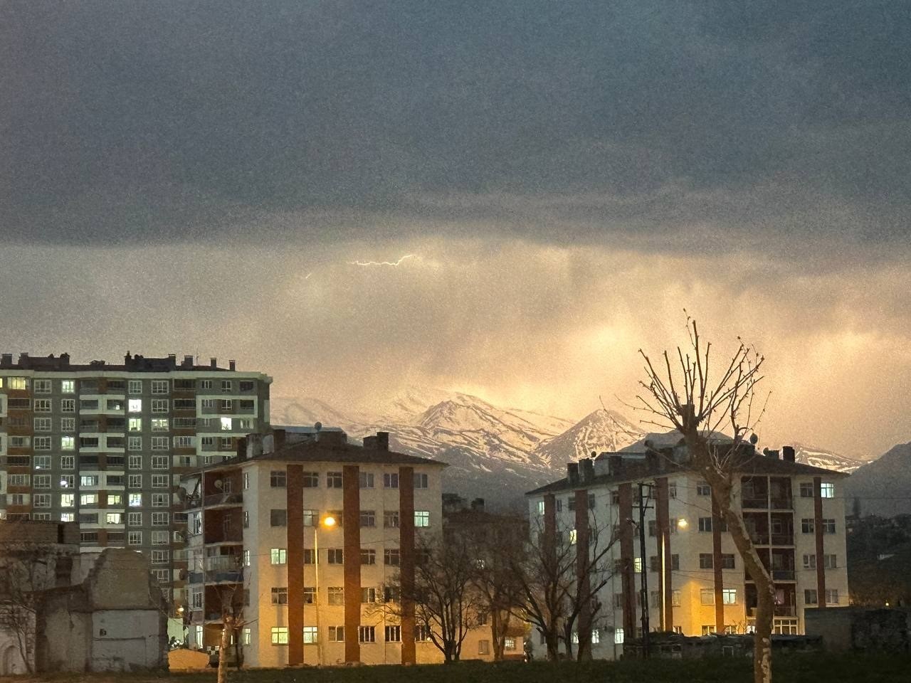 Kayseri’de şimşekler Erciyes’i aydınlattı