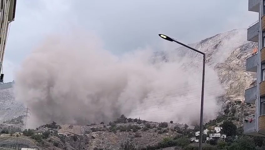 Depremzedeleri tedirgin eden patlamayla mahalle toz bulutu altında kaldı