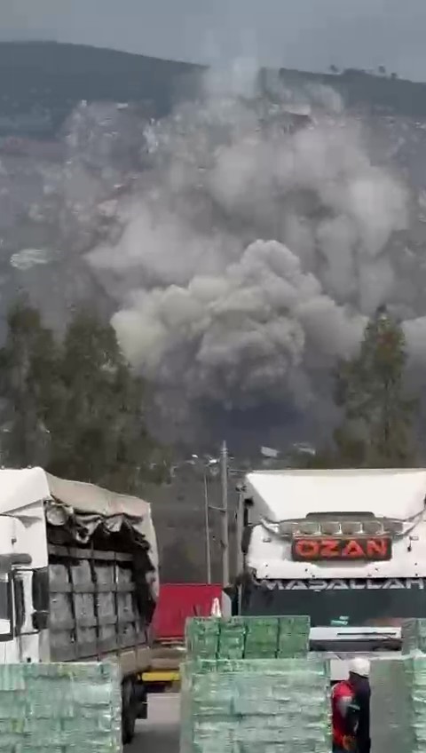 Depremzedeleri tedirgin eden patlamayla mahalle toz bulutu altında kaldı
