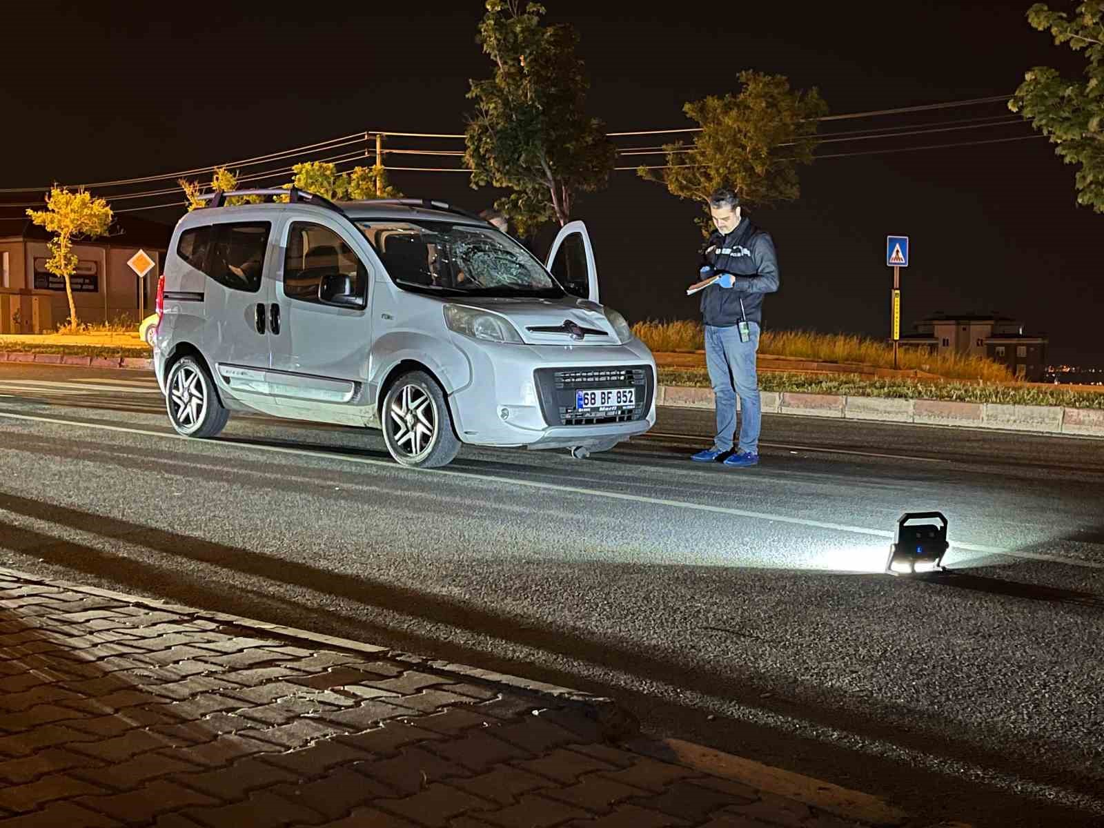 Hafif ticari araç anne ve kızına çarptı