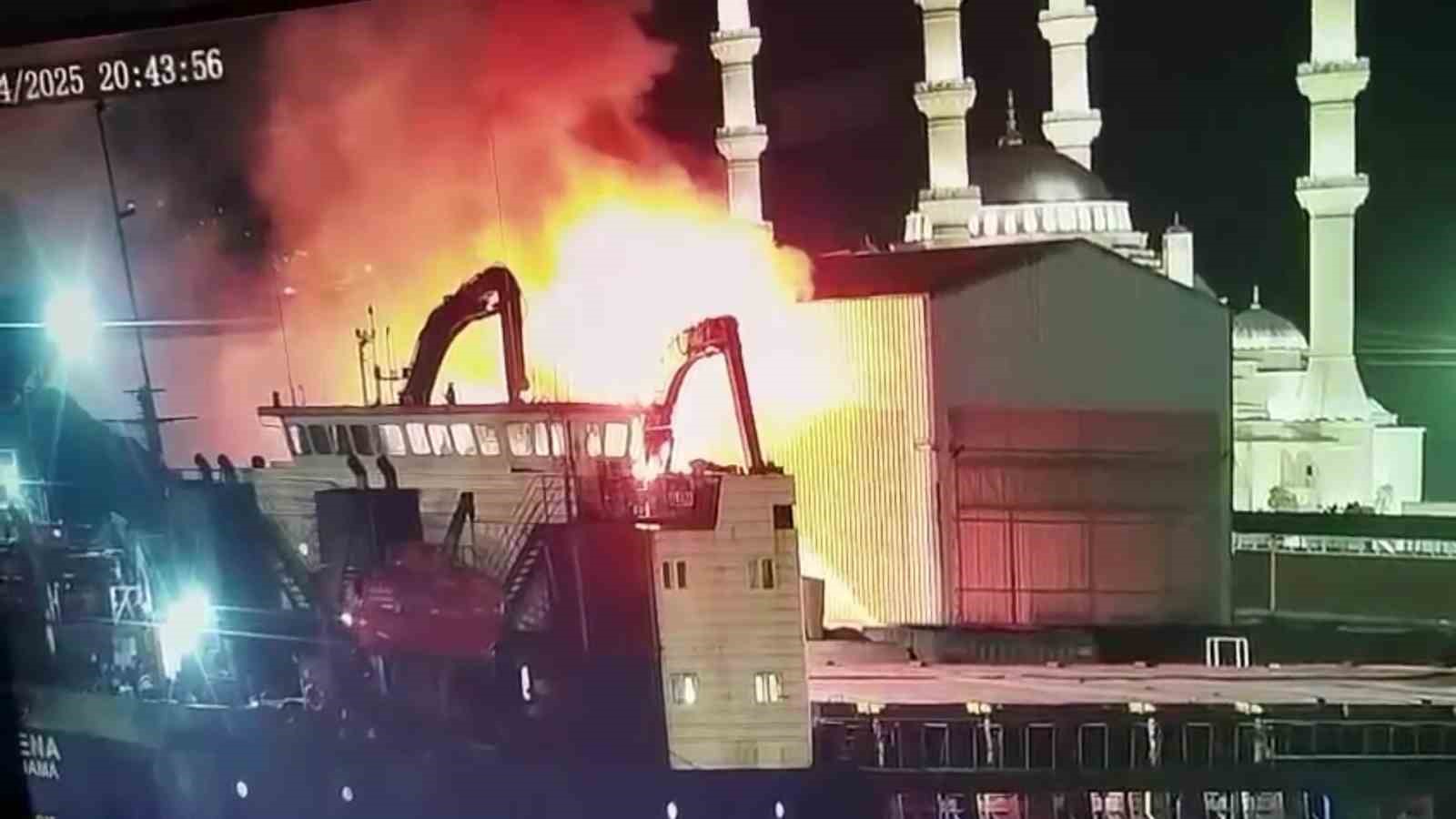 Liman sahasında yanan iş makinesi paniğe neden oldu