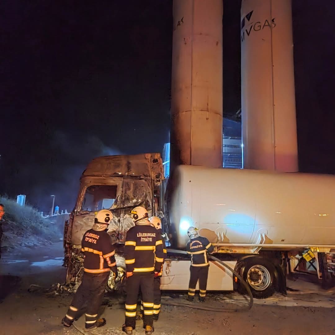 Lüleburgaz’da LPG tankerinde dolum sırasında yangın çıktı