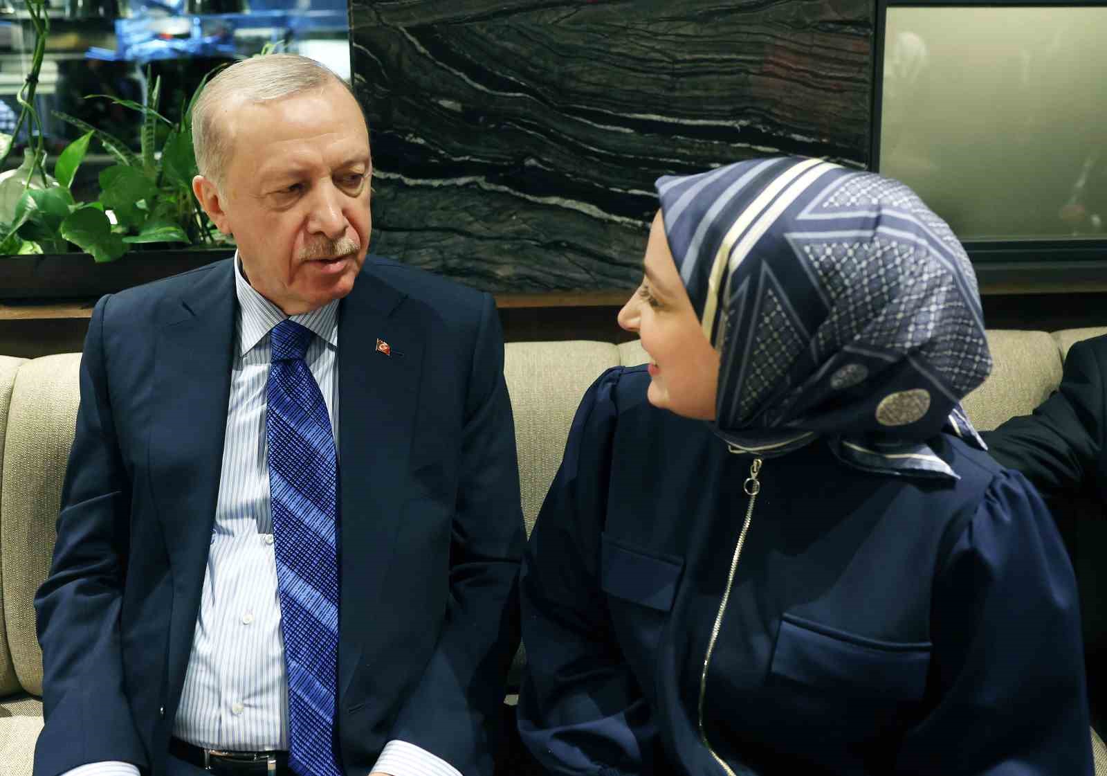 Cumhurbaşkanı Erdoğan, kafede vatandaşlarla sohbet etti
