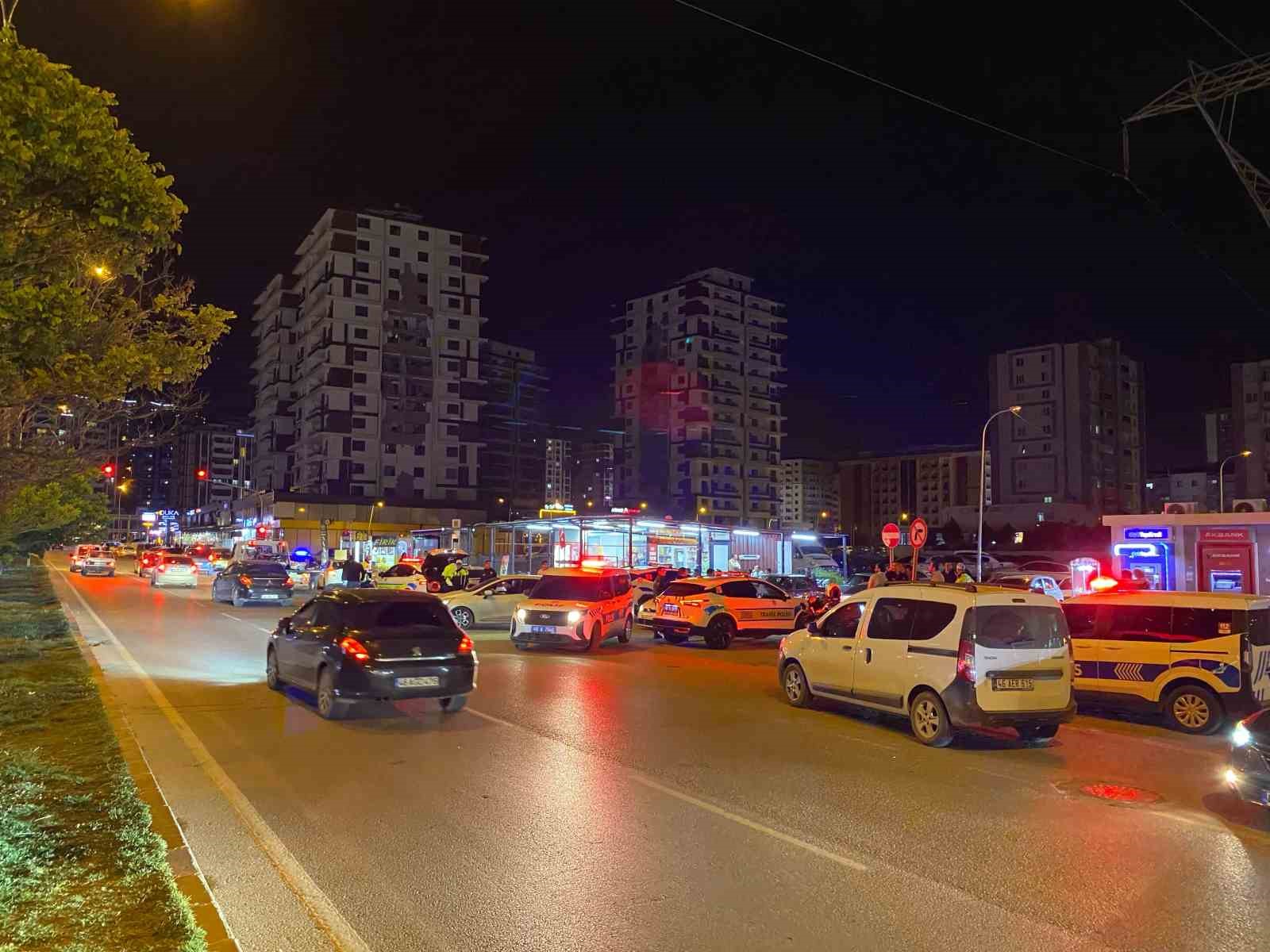 "Dur" ihtarına uymayıp kaçarken polis memuruna çarptı 