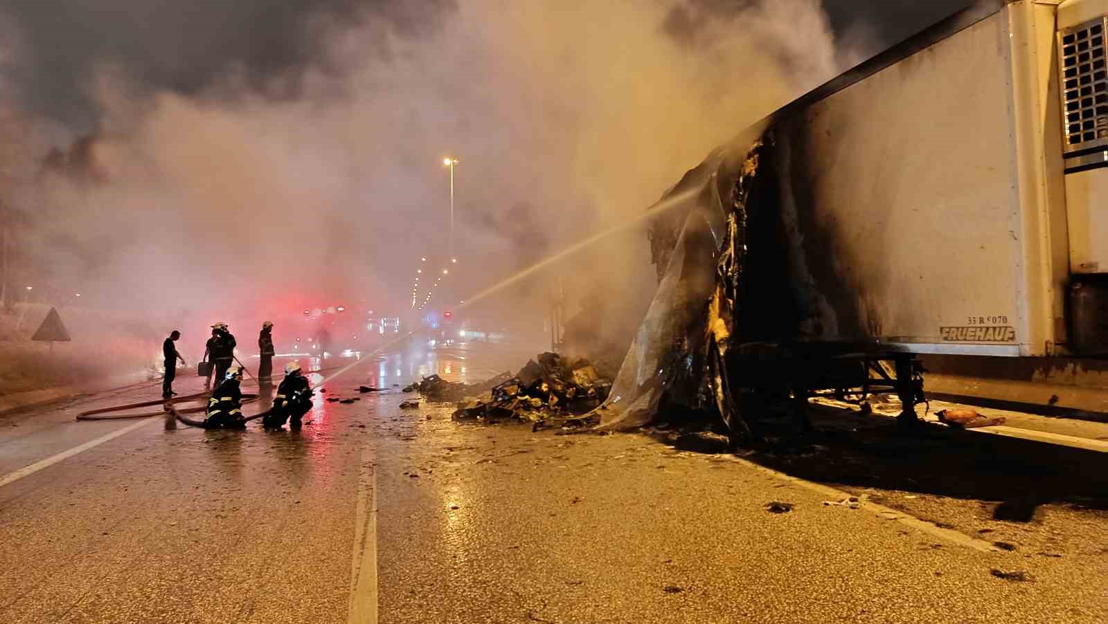 Otoyolda facianın eşiğinden dönüldü: Tıra çarpan cip yanarak küle döndü