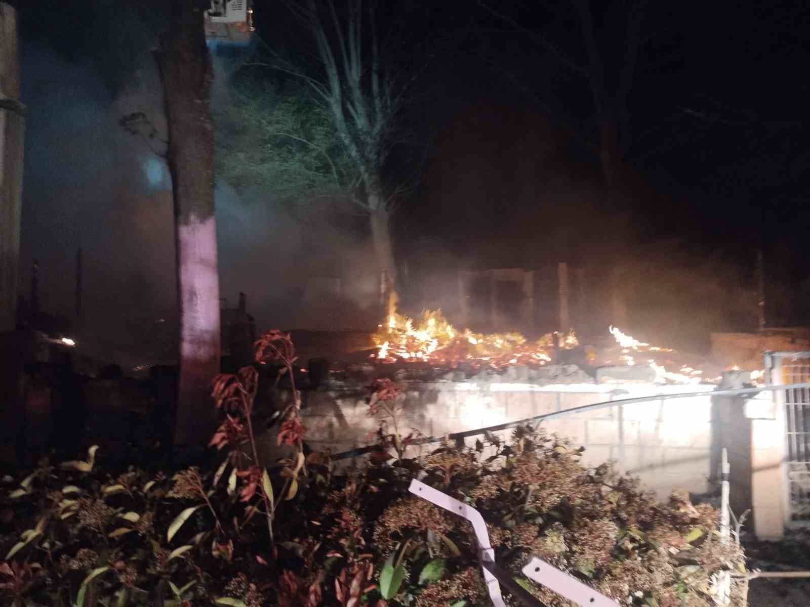 Şile’de büyük yangın: Yan yana bulunan 6 restoran alev alev yandı