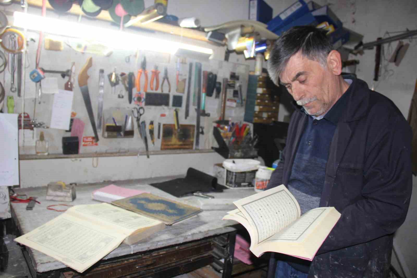 Aşınmış kitaplara 45 yıldır hayat veriyor
