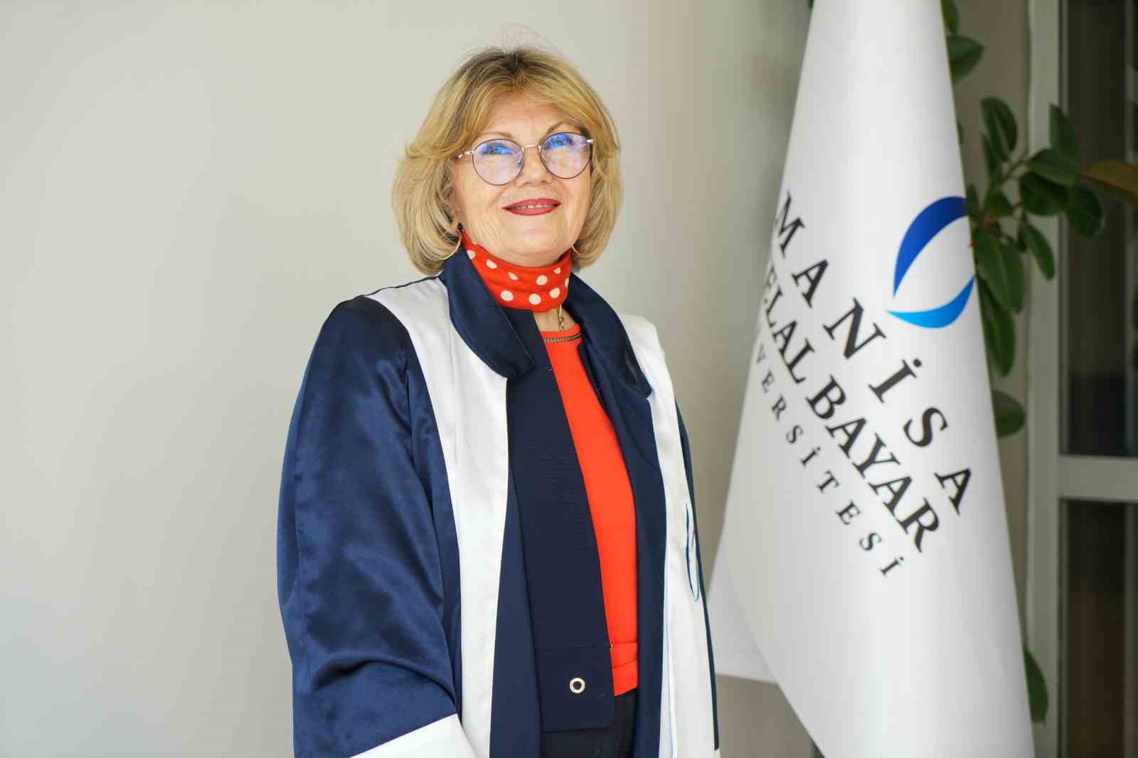 Başarılarla dolu hayatını 72 yaşında doktorayla ta&ccedil;landırdı
