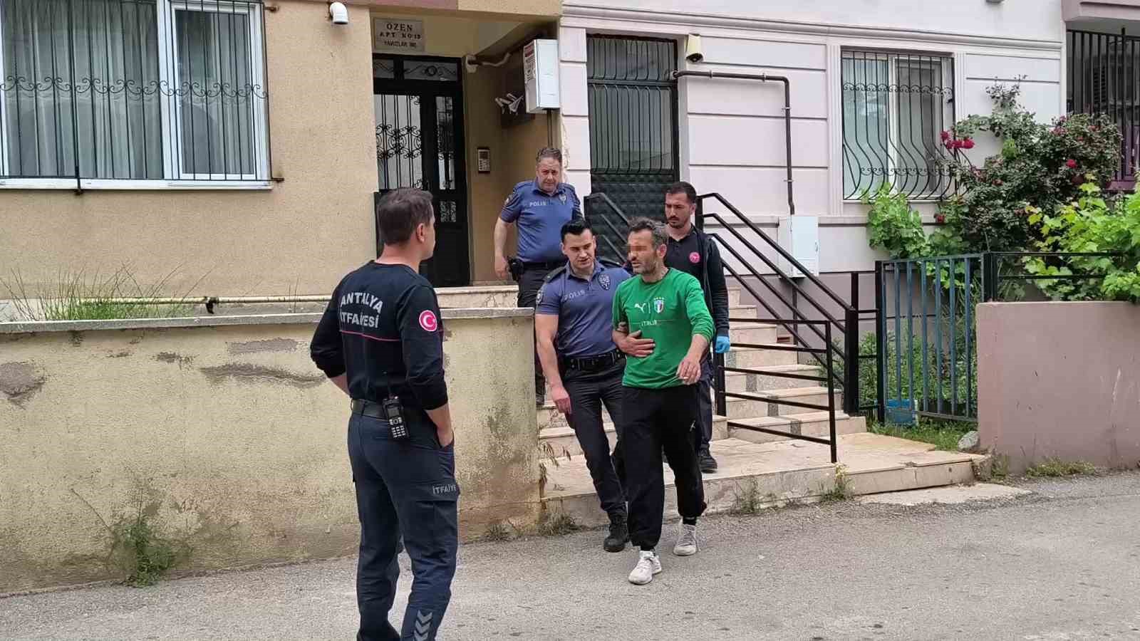 Teras penceresine &ccedil;ıkan şahıs ekiplere zor anlar yaşattı
