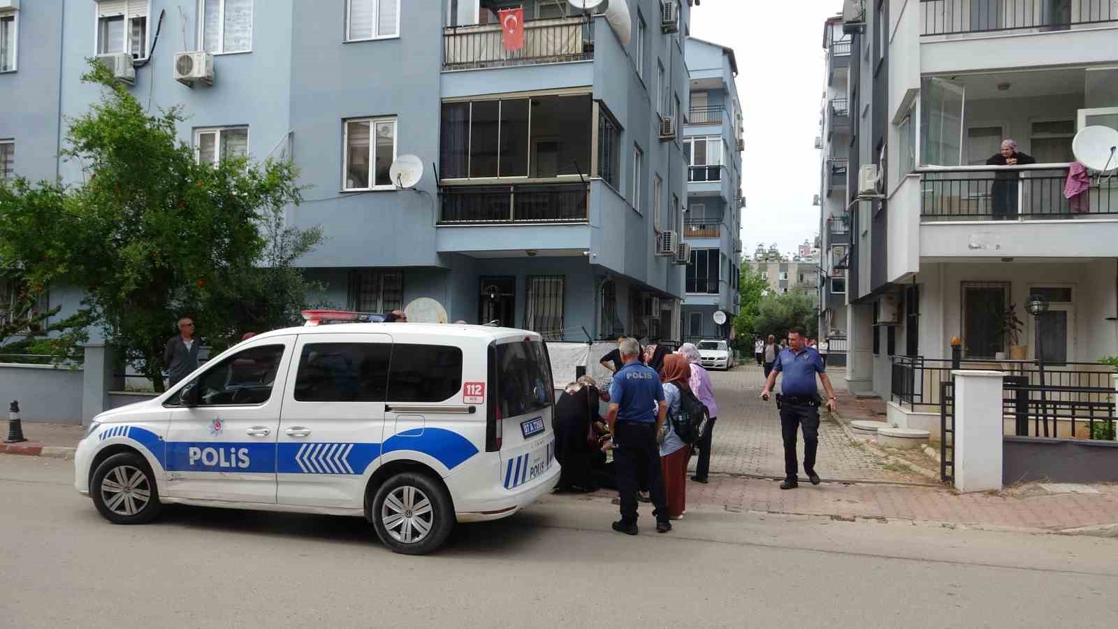 Sağlık ekiplerinin müdahalesi ile hayata döndürüldü, öldüğünü düşünen yakını "Beni de öldürün" diyerek feryat etti
