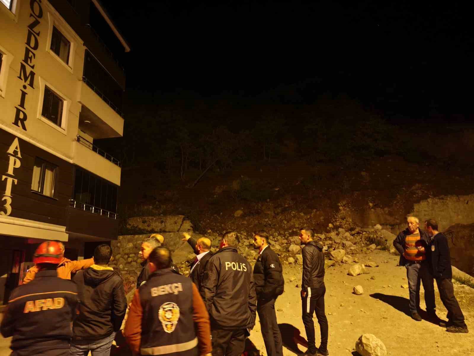 Ardanuç’ta heyelan korkuttu