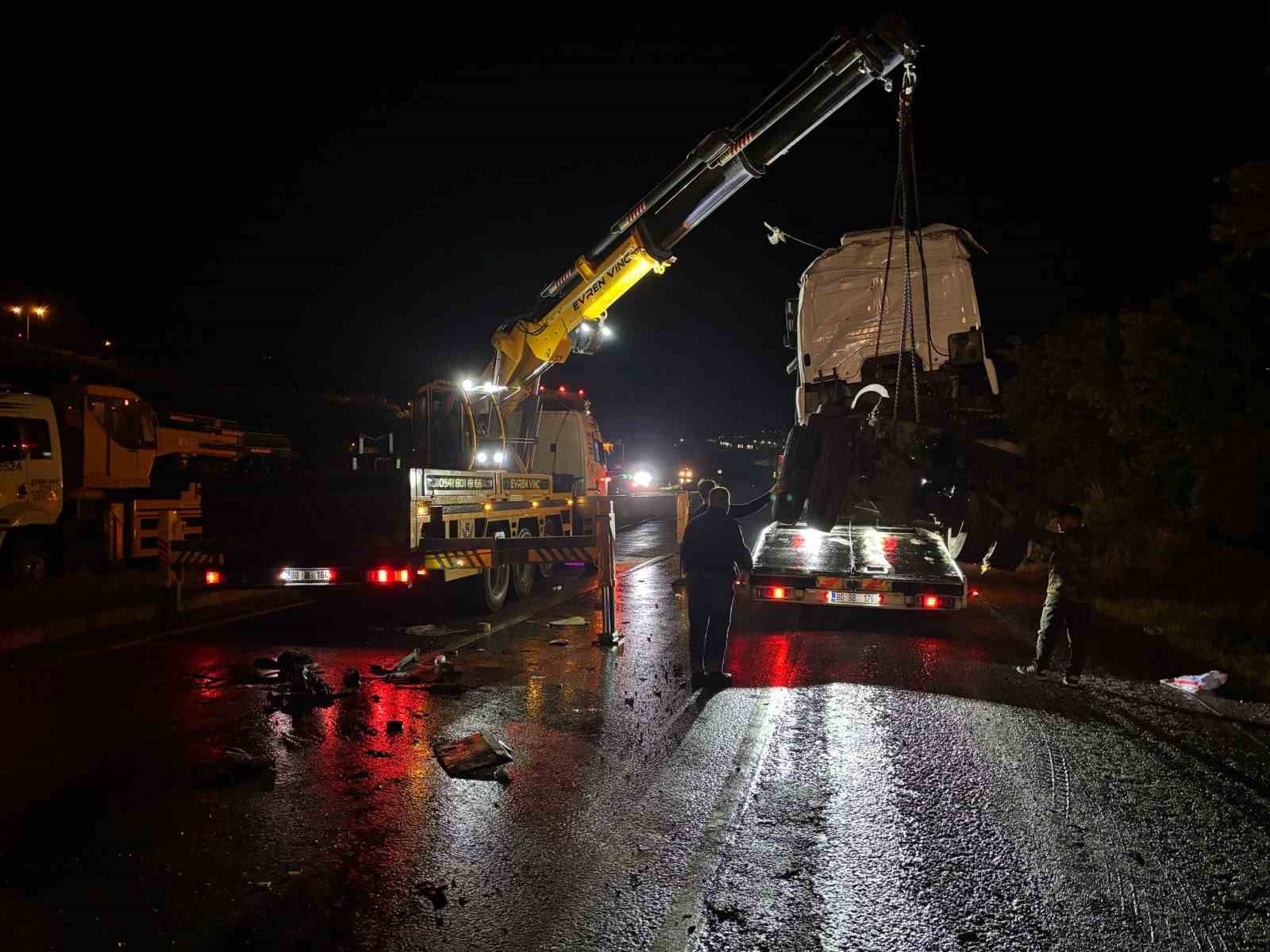 Osmaniye’de mazot yüklü tanker devrildi
