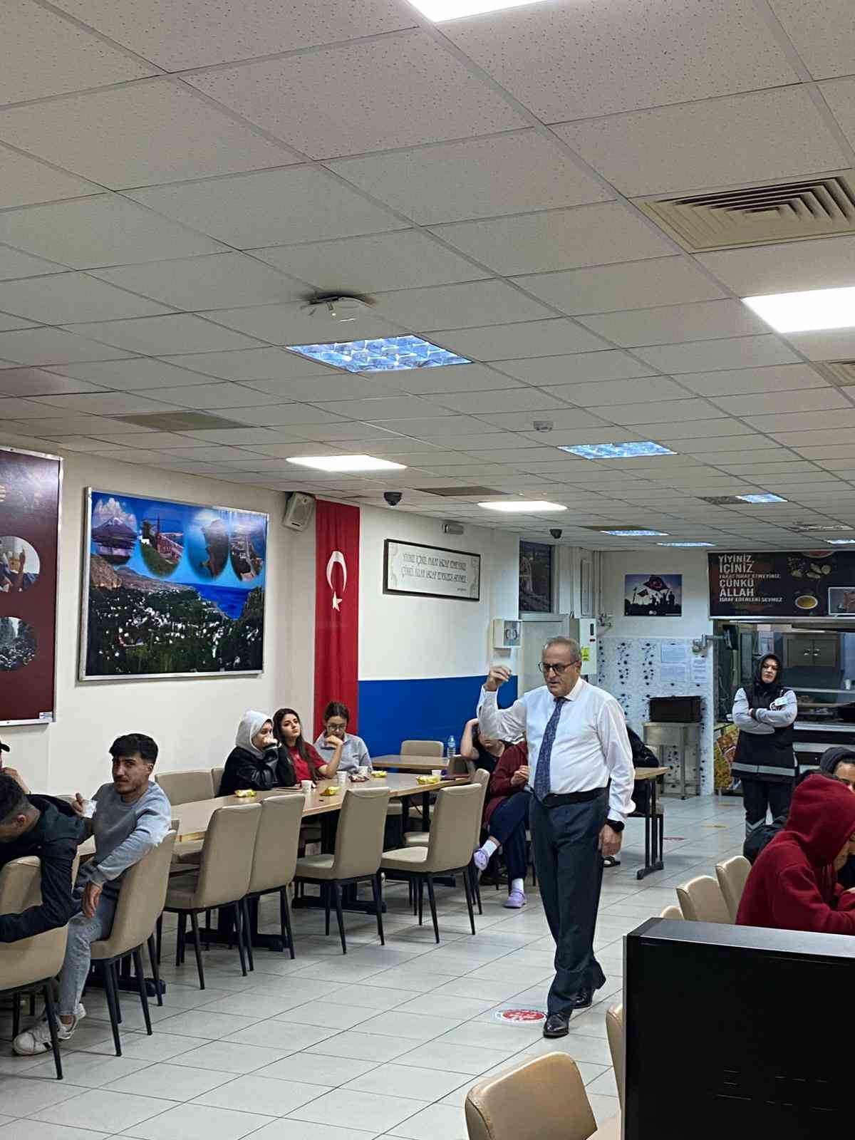 &lsquo;Yaşayan İnsan Hazinesi&rsquo; Birol, &ouml;ğrencilerle bir araya geldi
