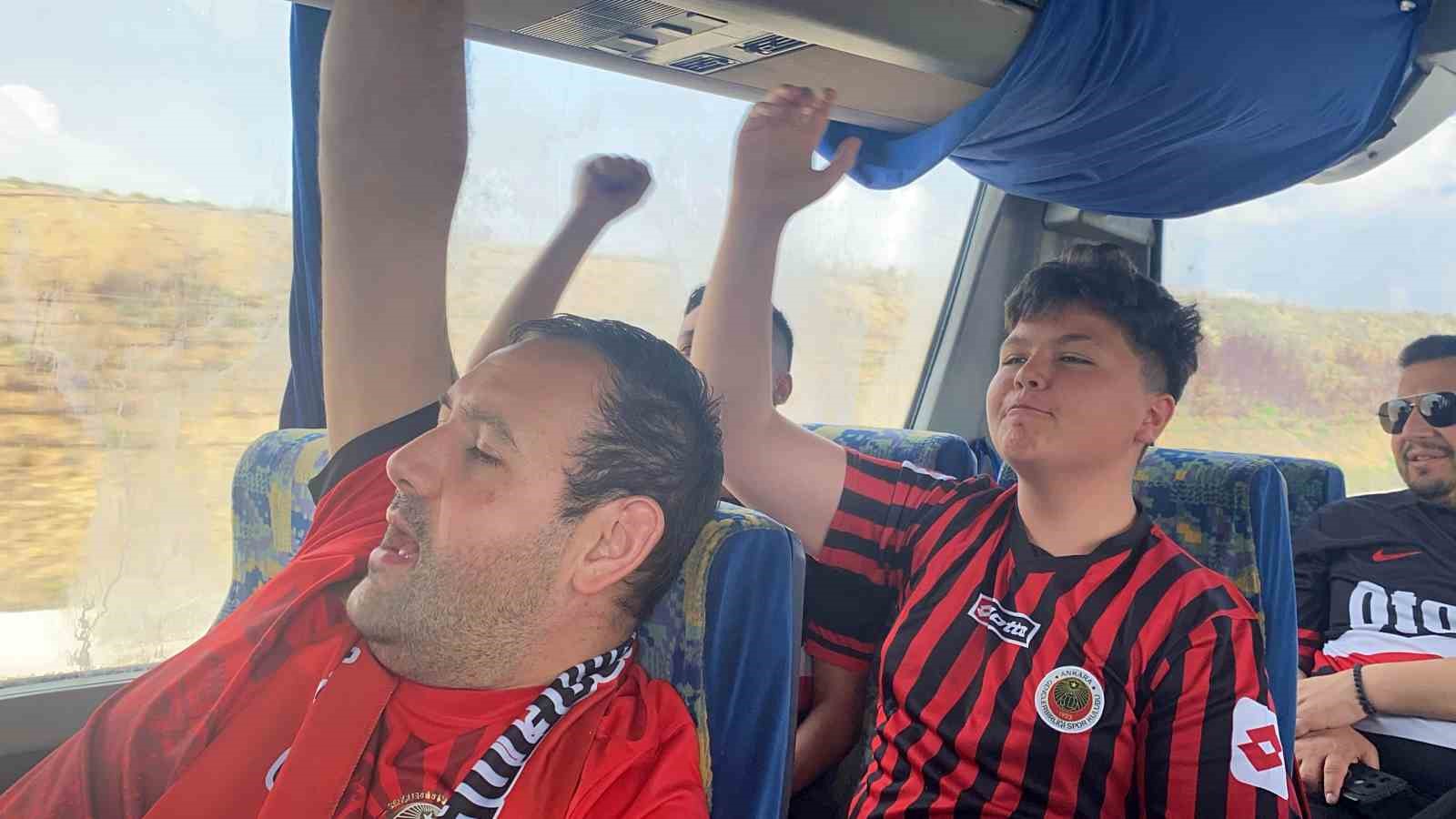 Gençlerbirliği taraftarları Süper Lig yolunda takımını yalnız bırakmıyor