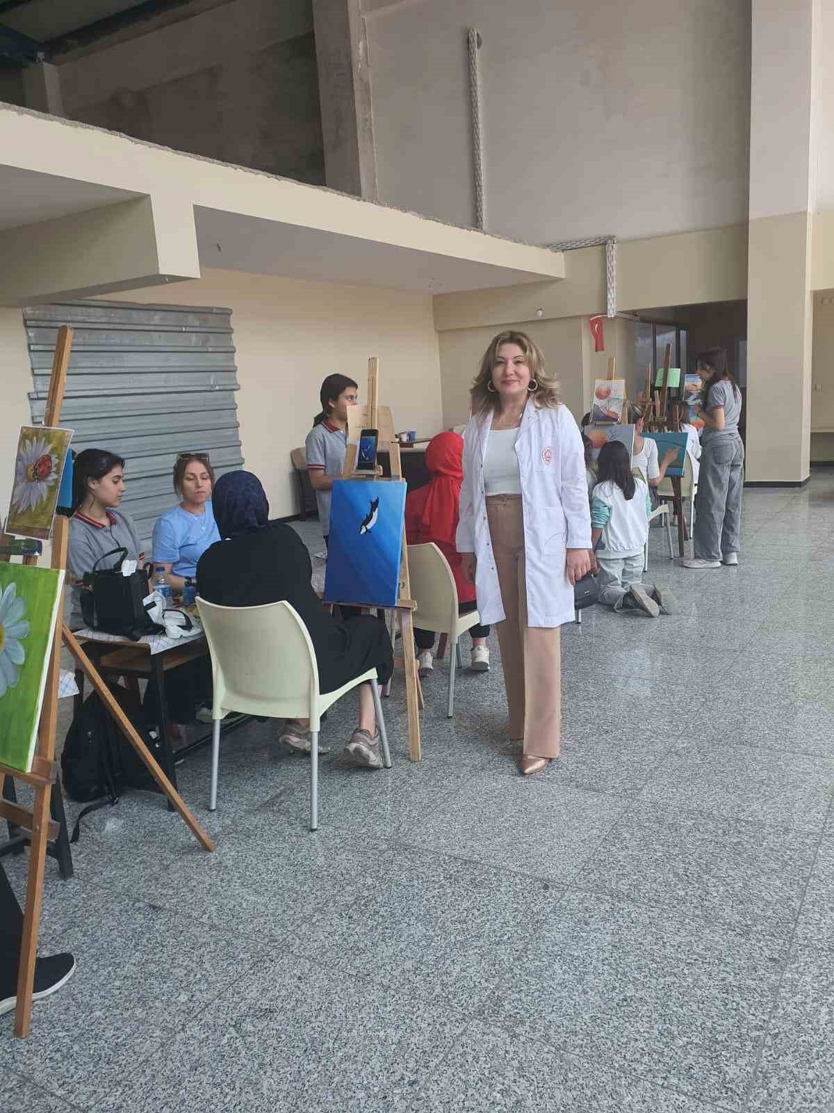 Öğrenciler velileriyle birlikte resim yaptı
