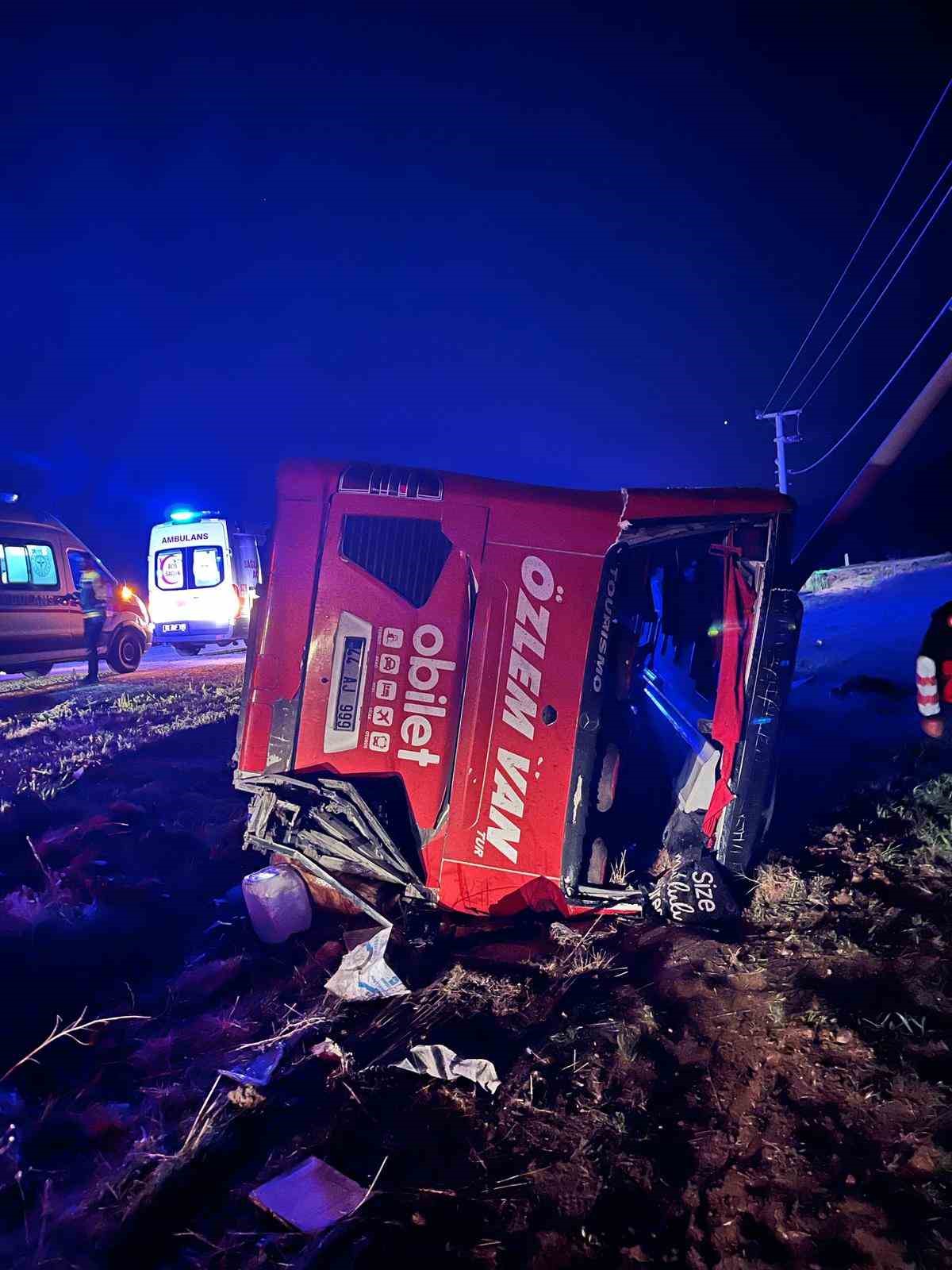 Van&rsquo;da yolcu otob&uuml;s&uuml; kazası: 33 yaralı
