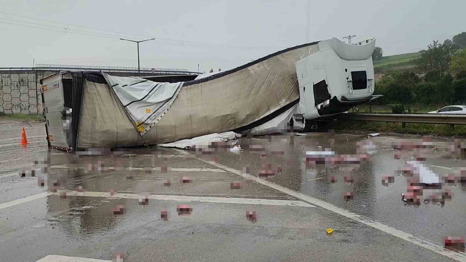 Bursa’da alkol yüklü tır devrildi