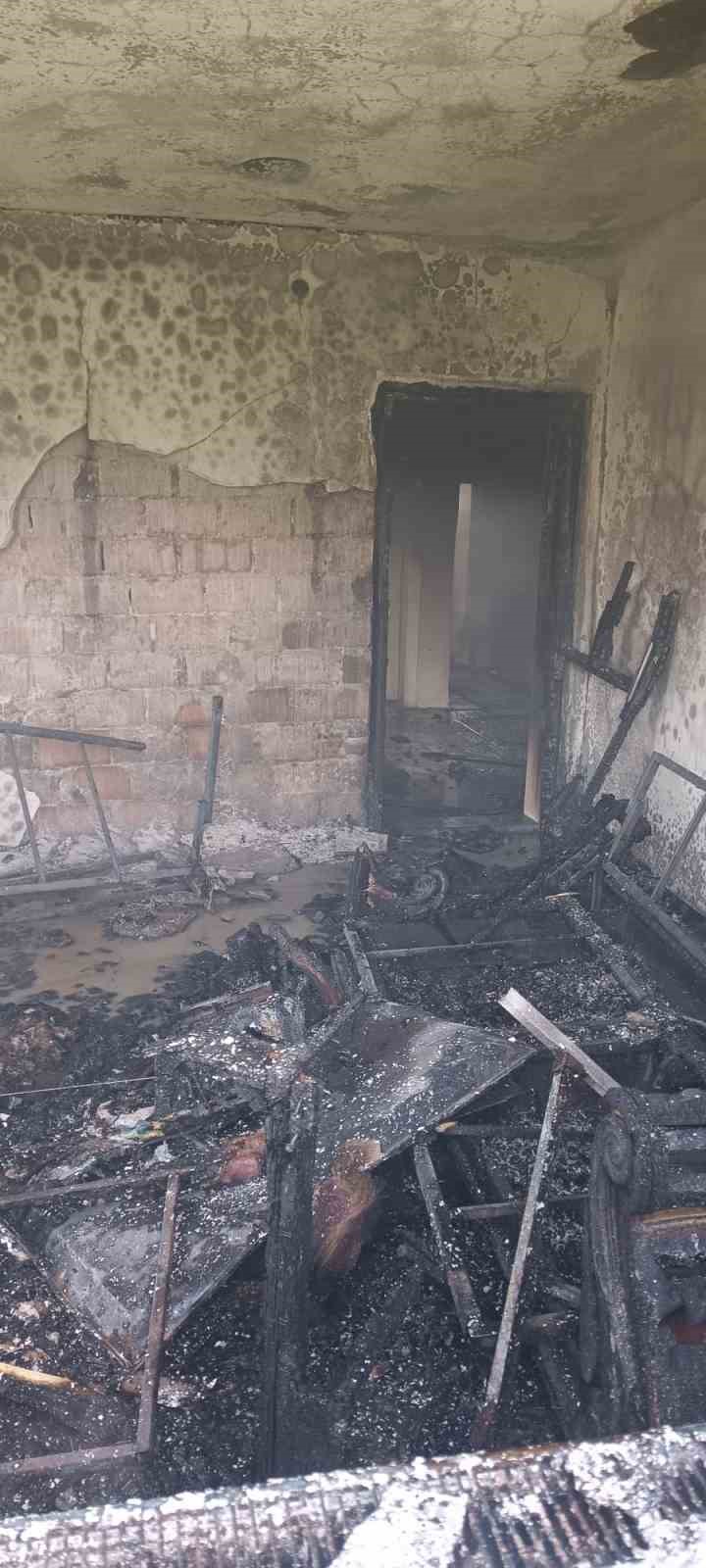 Muş&rsquo;ta iki katlı evde yangın
