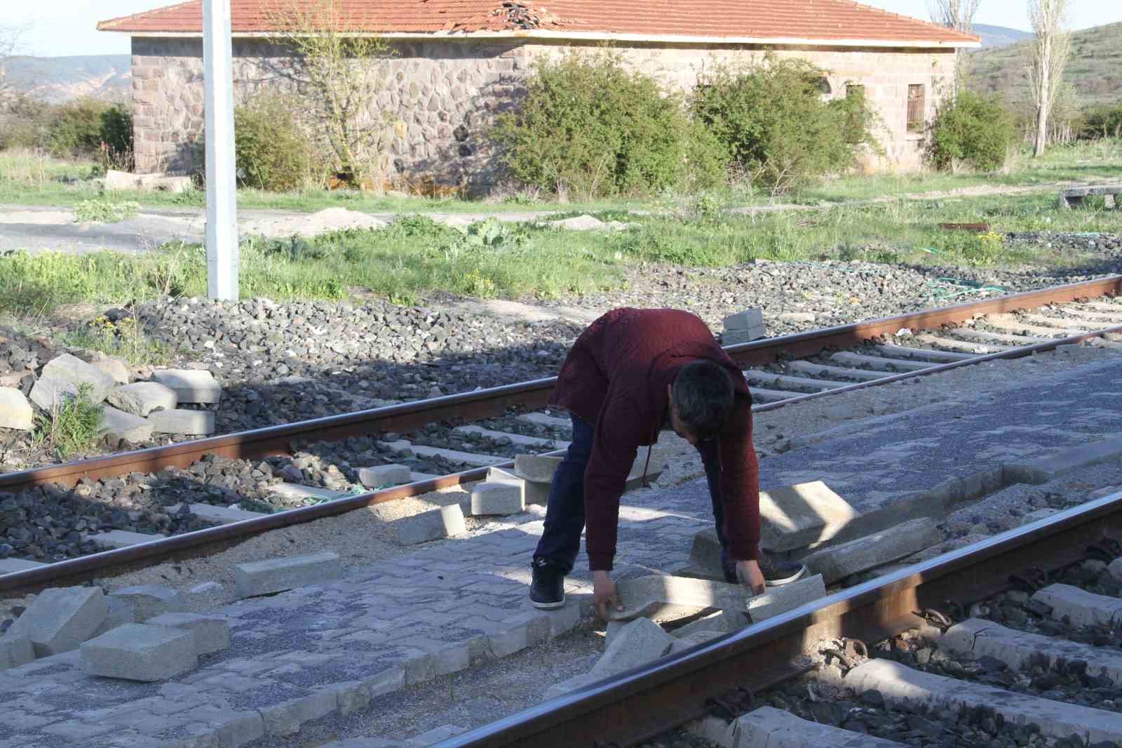 6 aydır paralarını alamadıklarını iddia eden ustalar, yaptıkları yoldaki taşları söktü