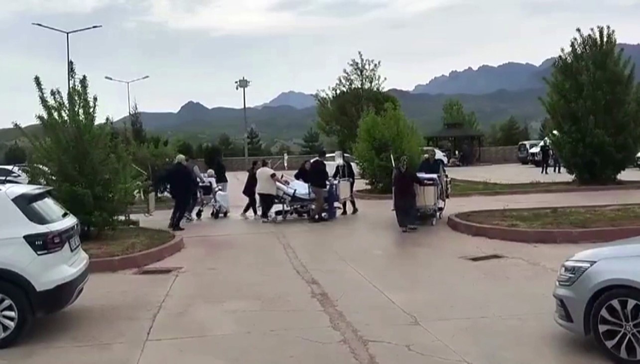 Tunceli Devvlet Hastanesinde yangın &ccedil;ıktı. Hastalar tedbir ama&ccedil;lı hastane bah&ccedil;esine &ccedil;ıkarıldı
